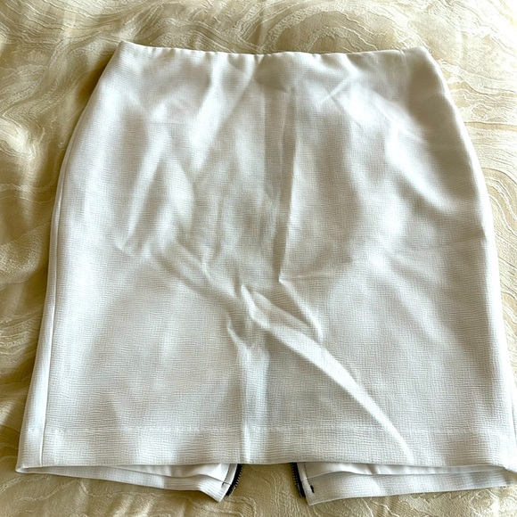 CALVIN KLEIN SKIRT ON BACK ZIPPER SIZE 6, NEW - Picture 2 of 8
